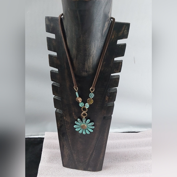 Jewelry - Turquoise Flower Pendant Necklace